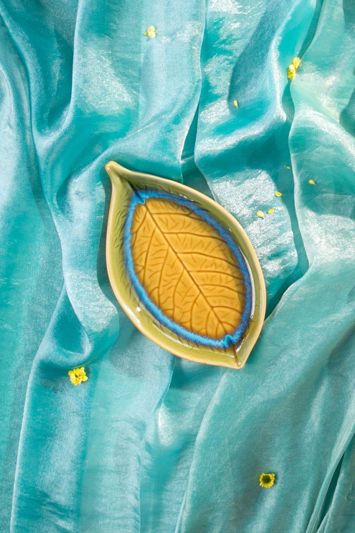 SERVING PLATTERS Hibiscus Ceramic Shaped Platter