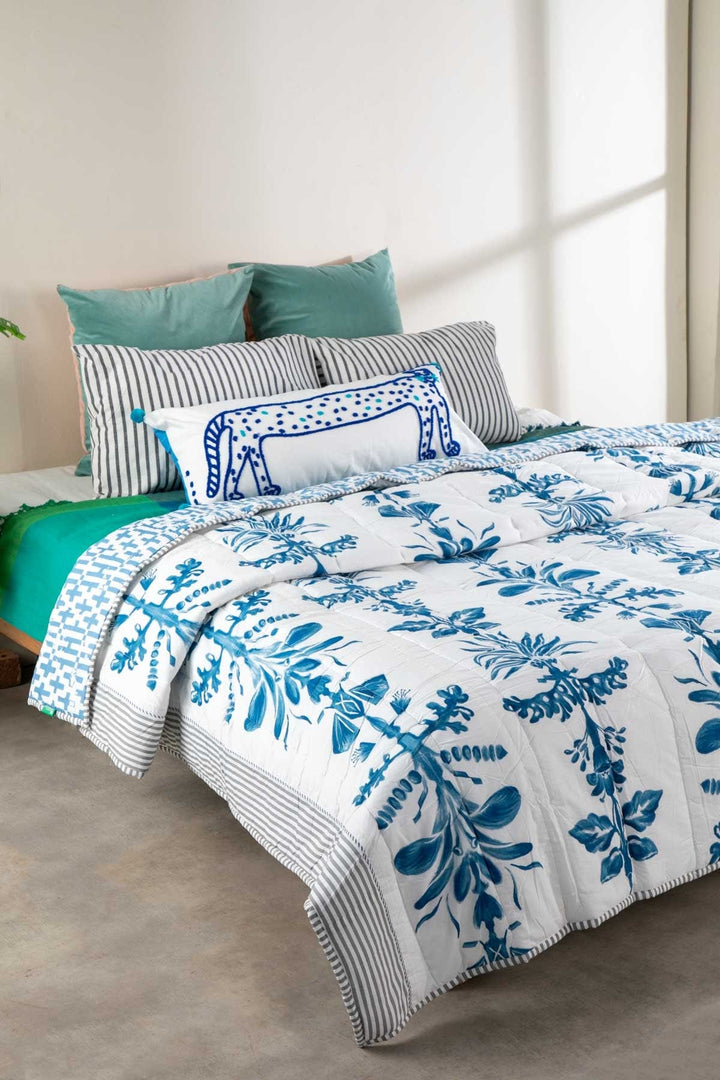 PRINT & PATTERN QUILTS Montane Summer Blue Quilt