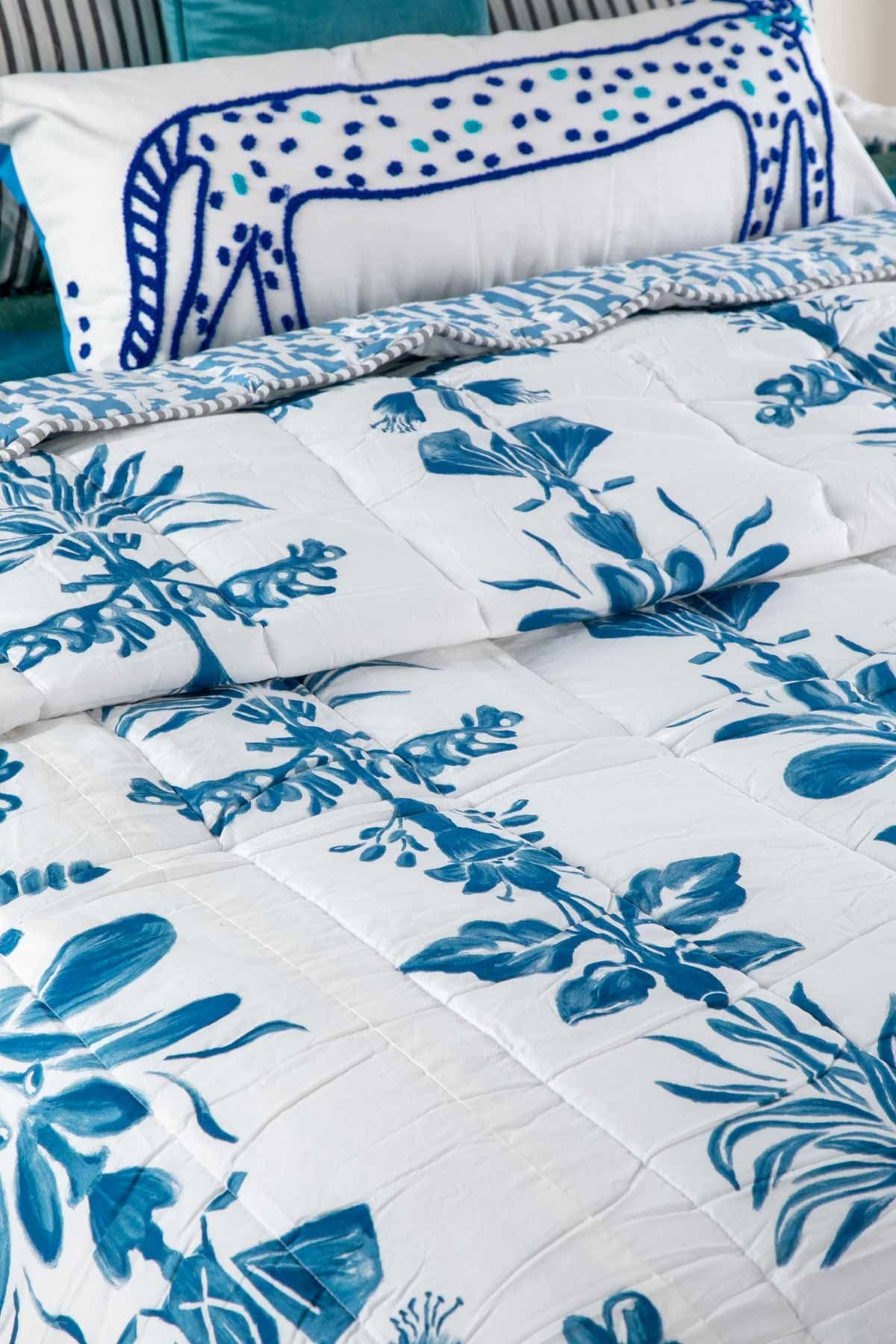 PRINT & PATTERN QUILTS Montane Summer Blue Quilt