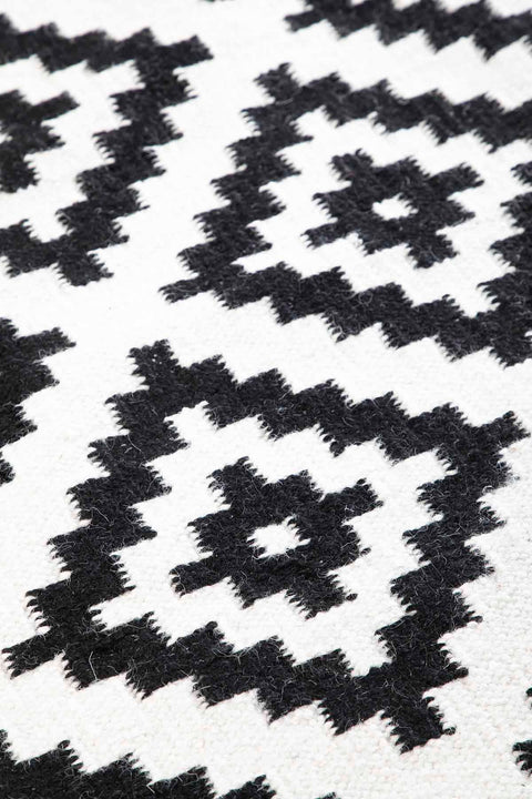 WOVEN & TEXTURED RUGS Pixel Cross Woven Rug (Black And White)