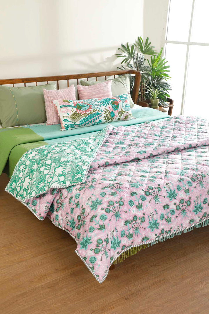 PRINT & PATTERN QUILTS Sativa Protest Pink Quilt