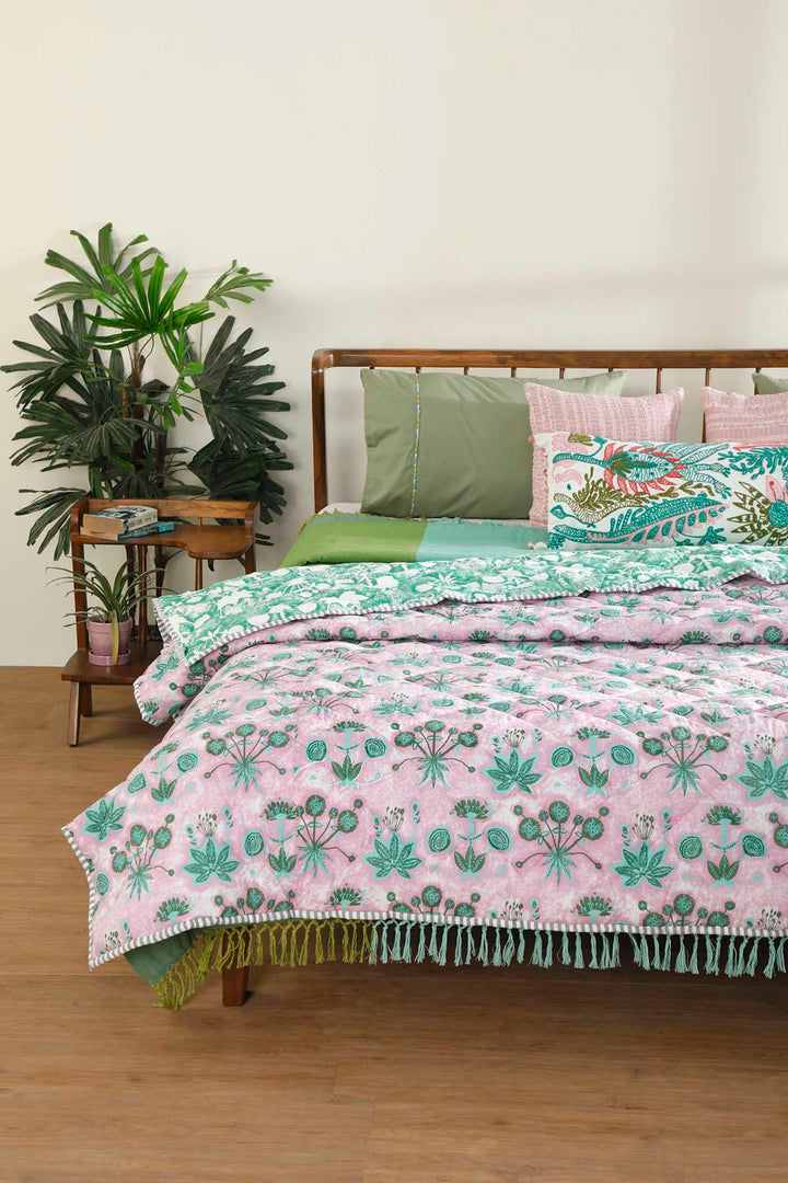 PRINT & PATTERN QUILTS Sativa Protest Pink Quilt