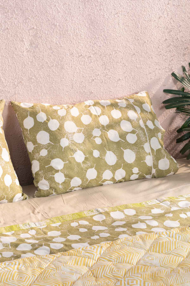 PILLOWS & SHAMS Senhur Leaf Olive Green Pillow Cover Set (Set of 2)