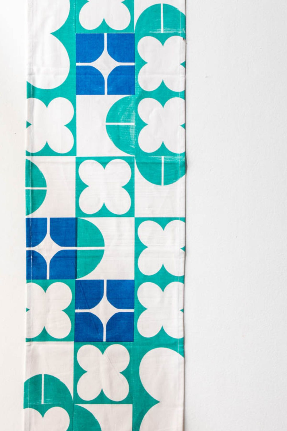 TABLE RUNNERS Circle Of Joyee Spring Teal Table Runner