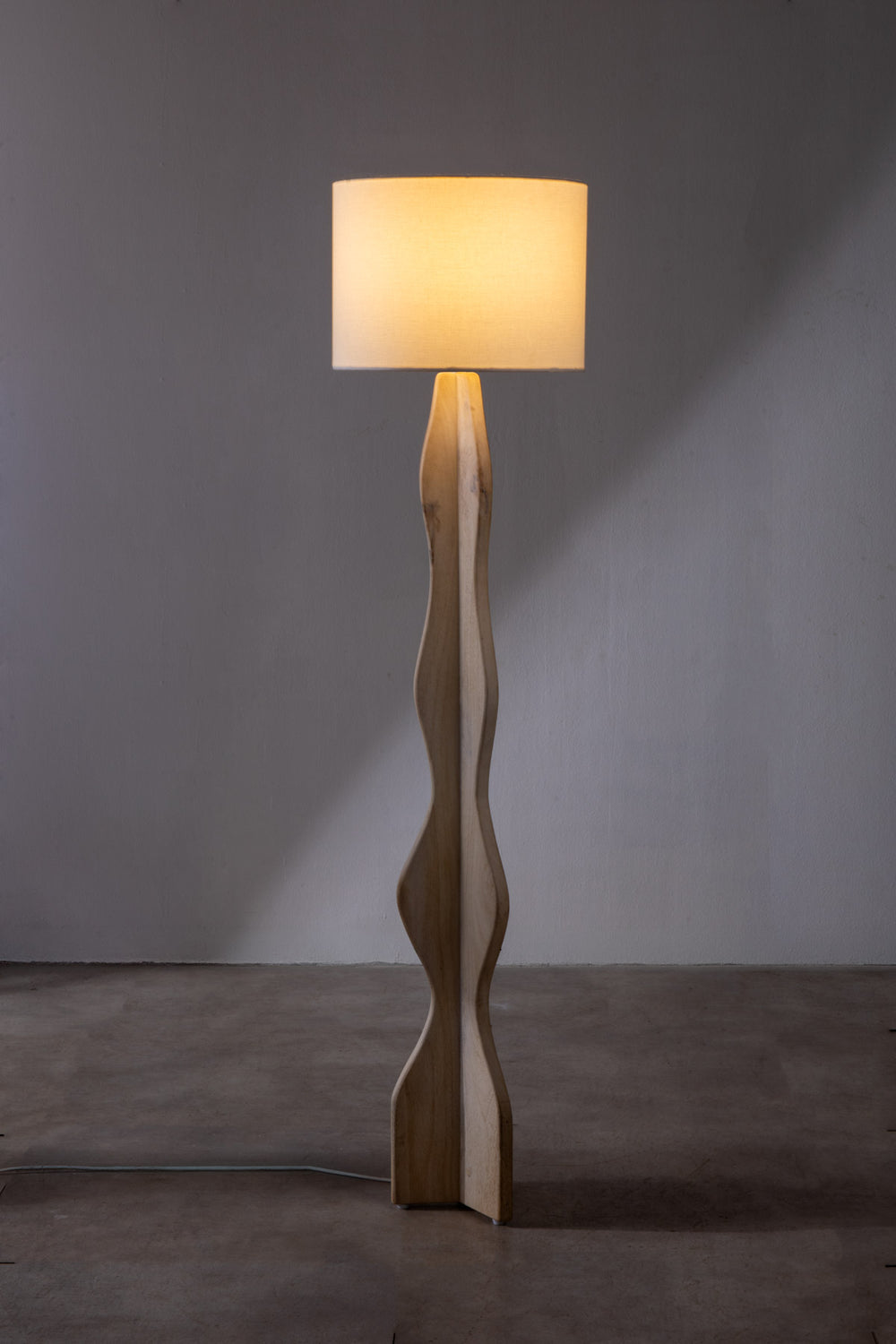 FLOOR LAMPS Flair Tripod Floor Lamp (Natural)