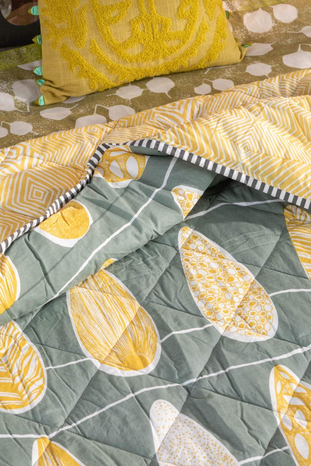 PRINT & PATTERN QUILTS Kuppi Grey Yellow Quilt