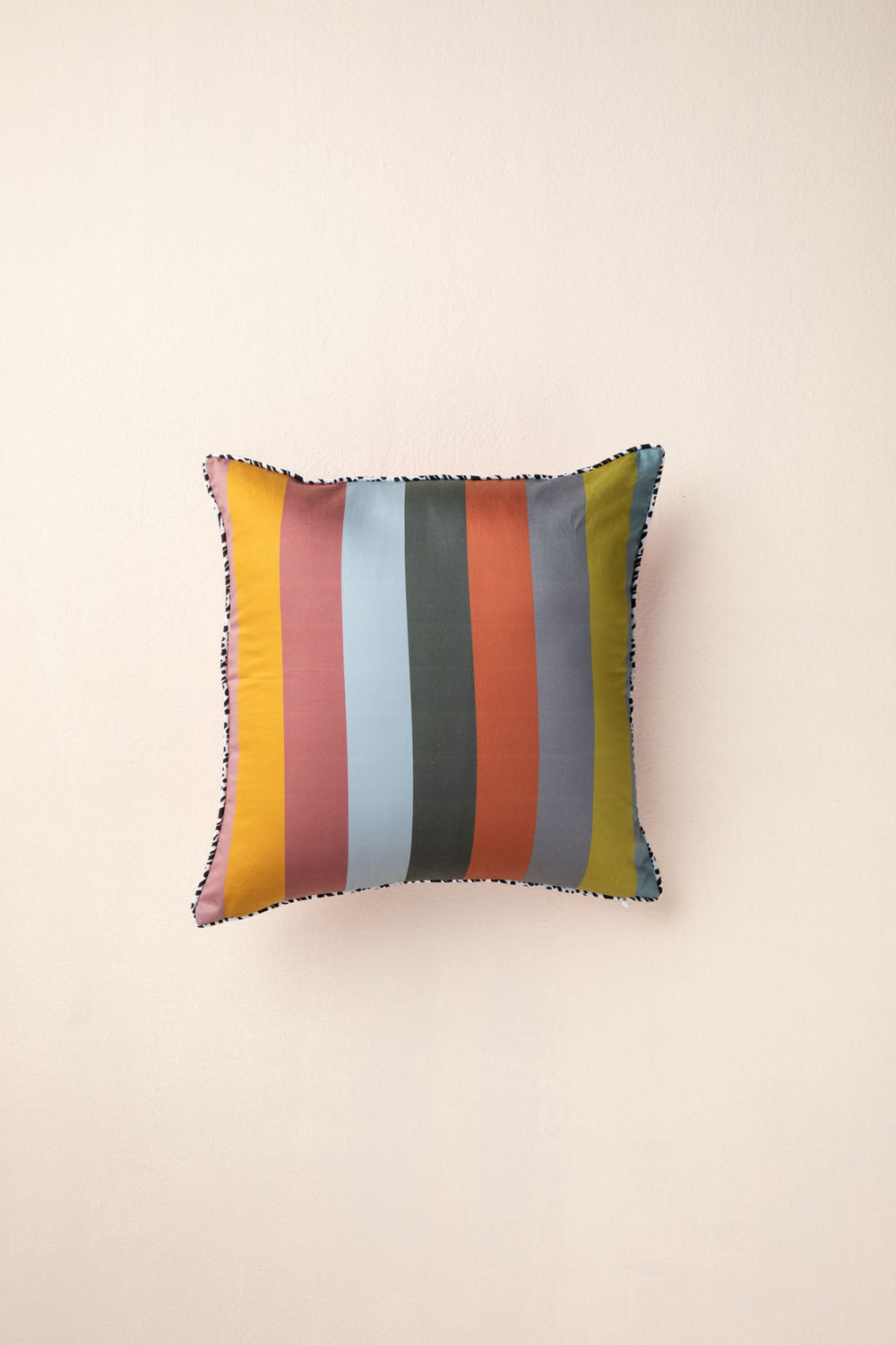 PRINT & PATTERN CUSHIONS Lady With Pagoda Hat Very Berry Cushion Cover (41 X 41 Cm)