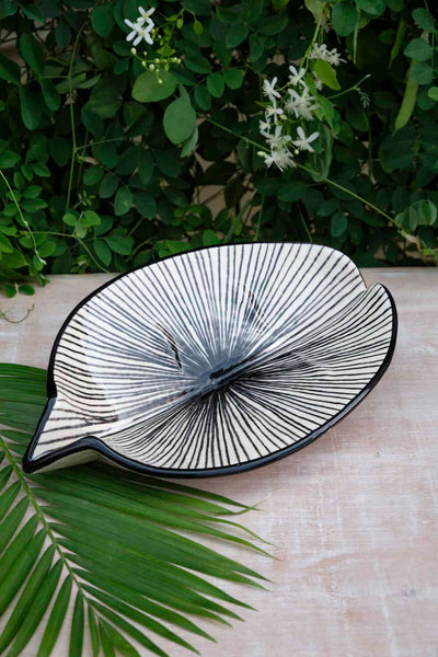 PLATTER Leaf Oval Tray (Black/White)