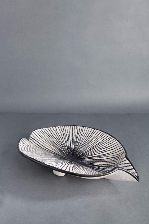 PLATTER Leaf Oval Tray (Black/White)
