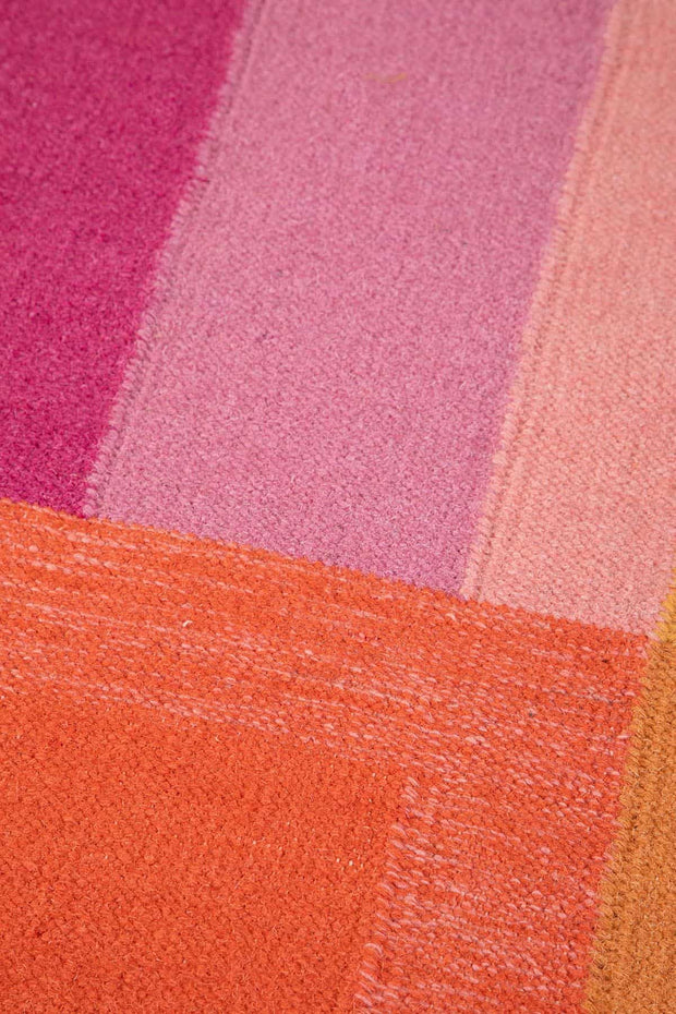 WOVEN RUG Rose Door Woven Rug (Multi-Colored)